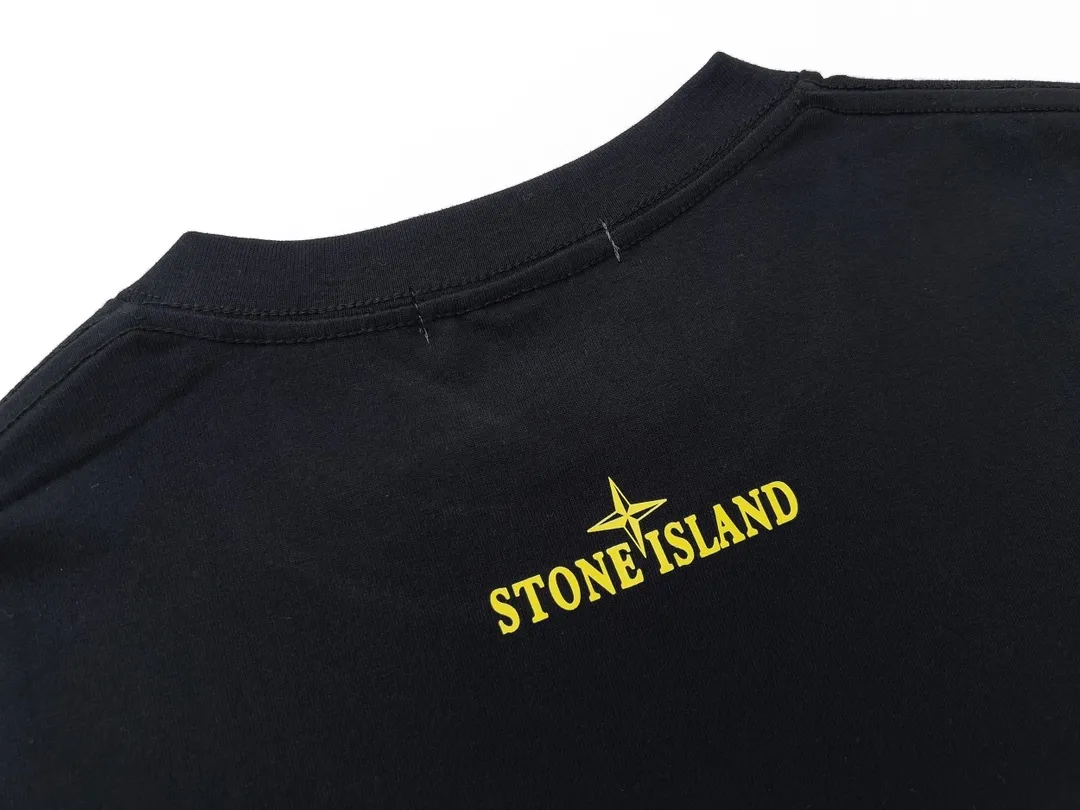 W631#P110💰 [Stone lsland/Stone Island summer new compass 5715 printed pattern short-sleeved T-shirt] ⚠️[Original creation with high control of details] - Made of 260 grams of combed cotton 32 count double yarn, soft and comfortable to the touch, sweat-absorbent and breathable. - Simple basic and versatile style, original quality, the first choice for couples. - Made in a large factory, four needles and five threads on the shoulder, neatly arranged, high quality workmanship. - Same style for men and women. Very versatile, one piece for everyone, details are clearly visible. Color: Black White Size: M L